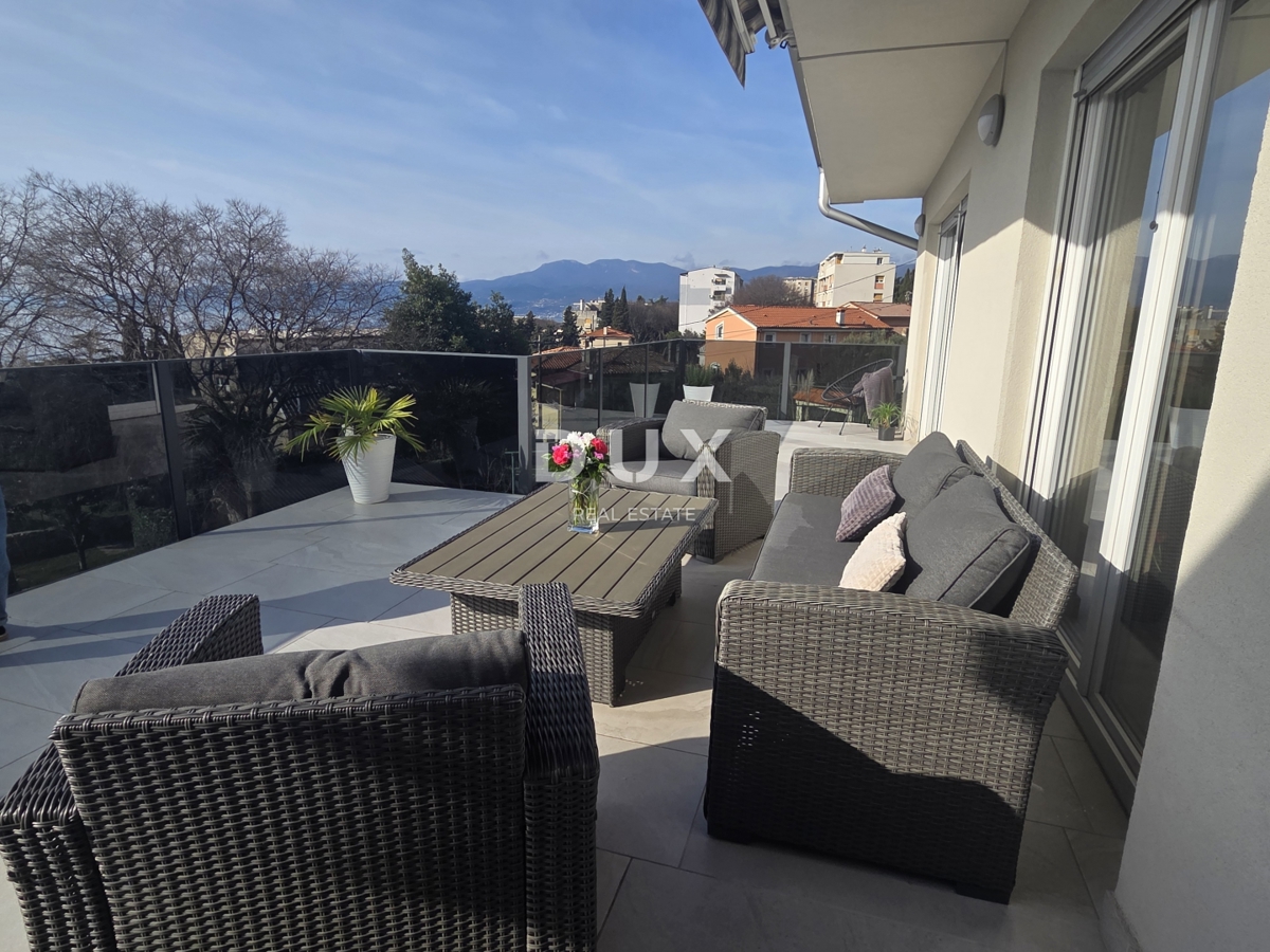 RIJEKA, TURNIĆ - ekskluzivno 3-sobno stanovanje s teraso s pogledom na morje v NOVOZGRAJENI stavbi! NUJNA PRODAJA! PRILOŽNOST!