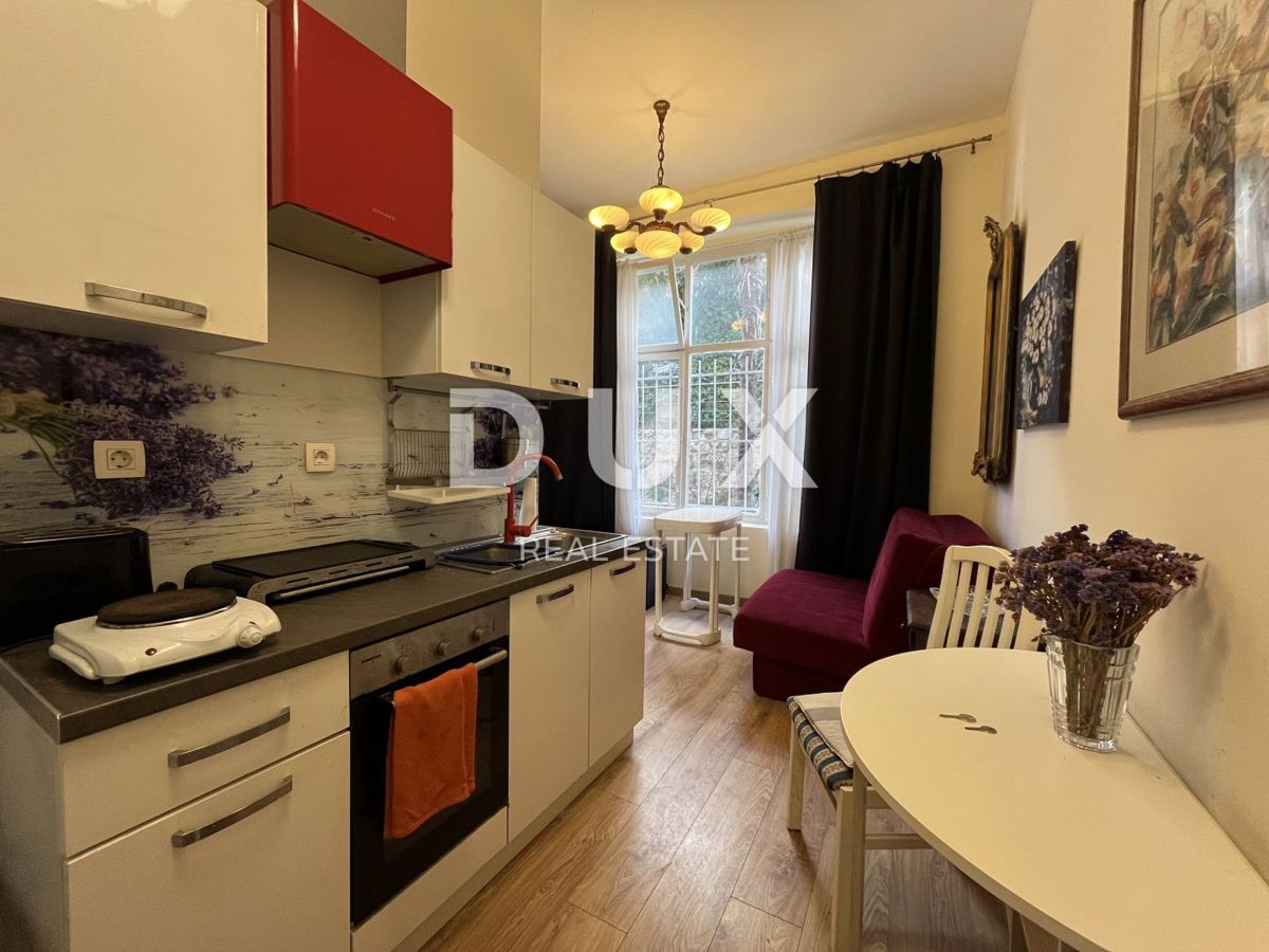 OPATIJA, CENTER - Apartma z razgledom in parkiriščem v zgodovinski vili