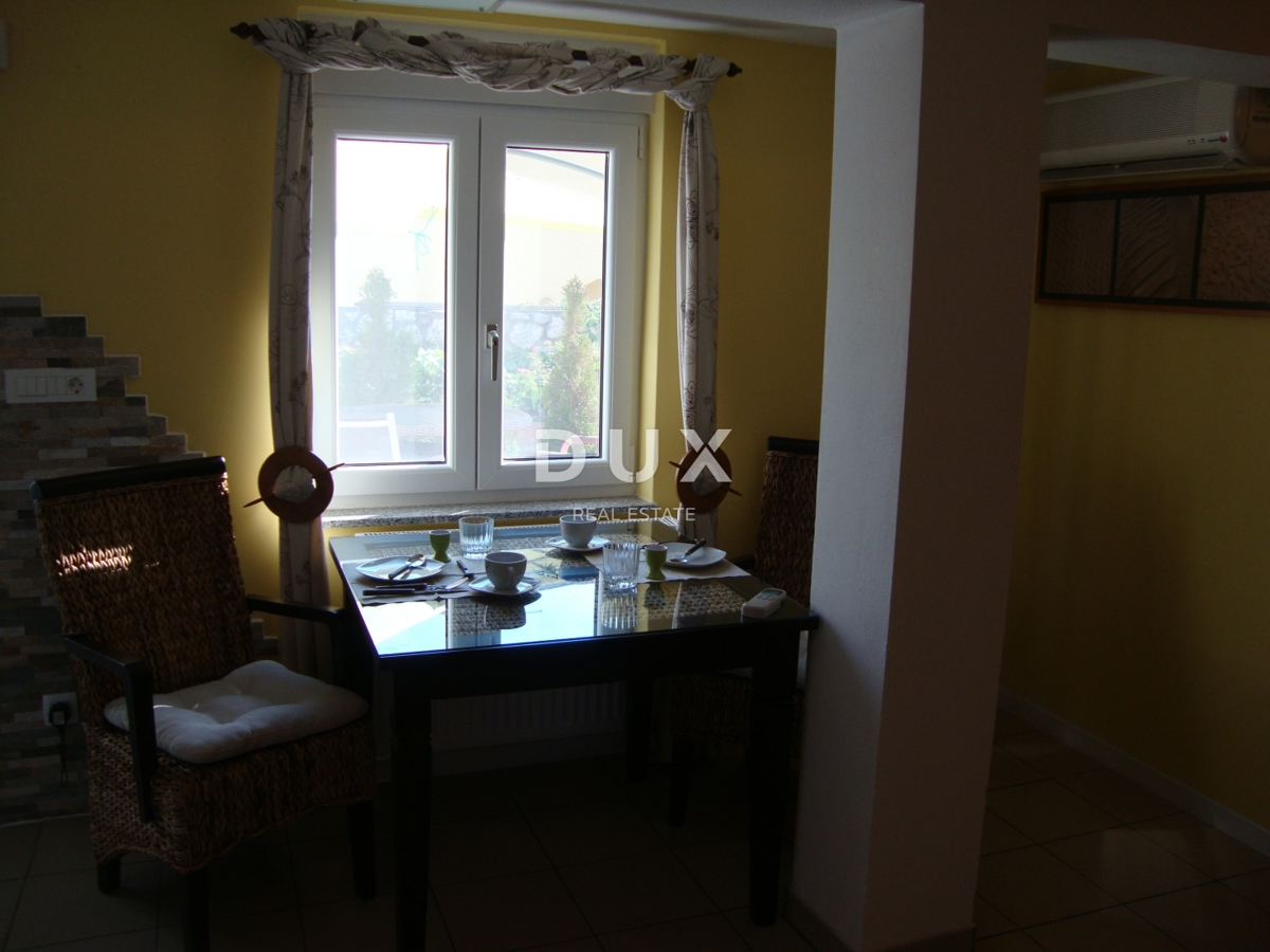 NOVI VINODOLSKI – Elegantna hiša 191 m2, 40 m od morja