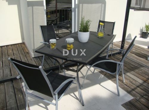 NOVI VINODOLSKI – Elegantna hiša 191 m2, 40 m od morja