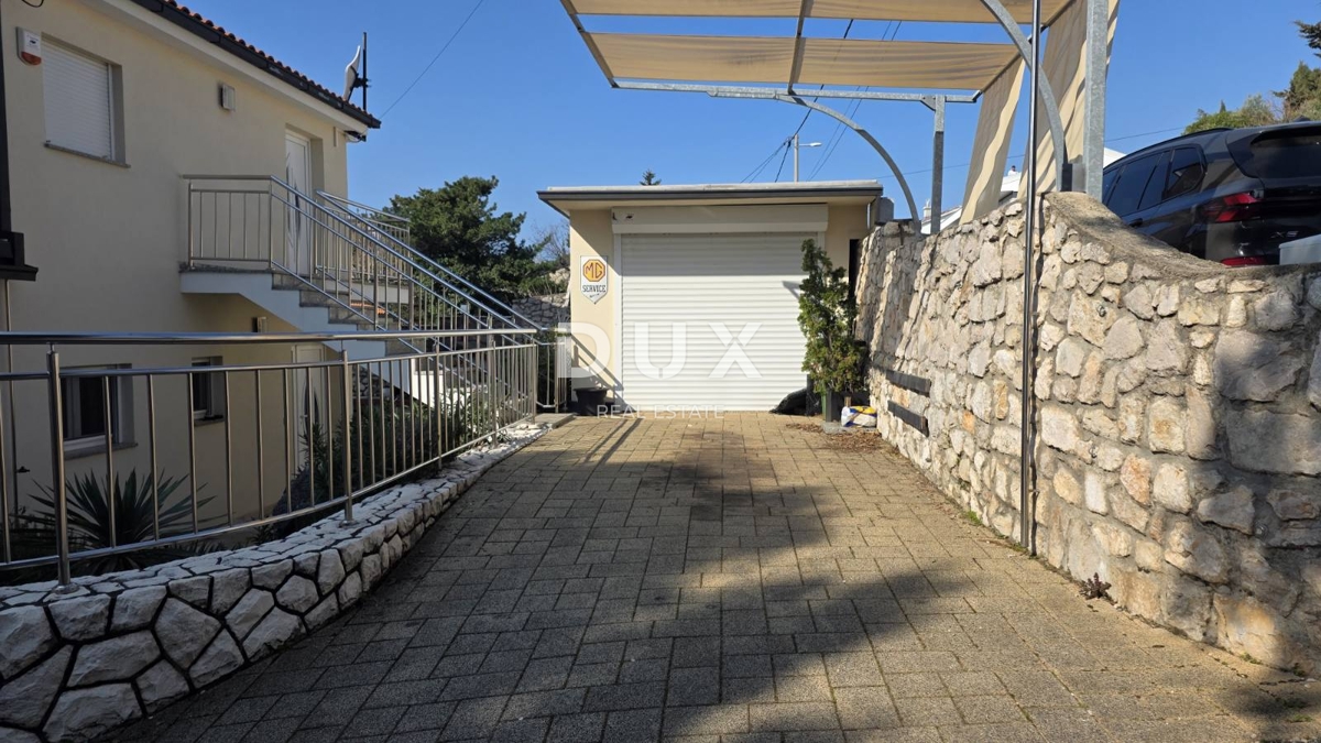 NOVI VINODOLSKI – Elegantna hiša 191 m2, 40 m od morja