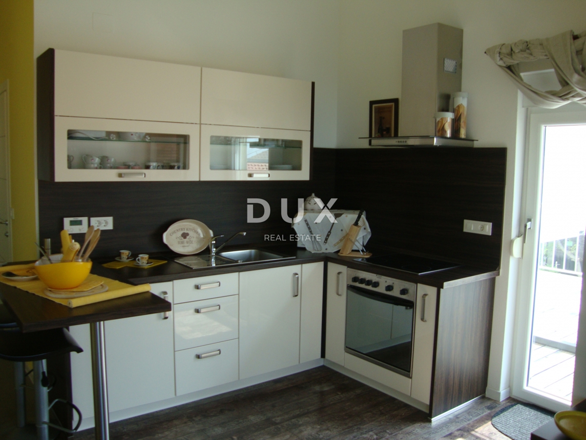 NOVI VINODOLSKI – Elegantna hiša 191 m2, 40 m od morja