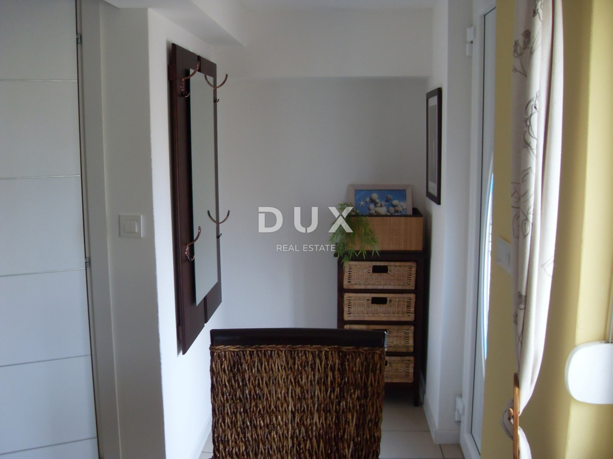 NOVI VINODOLSKI – Elegantna hiša 191 m2, 40 m od morja