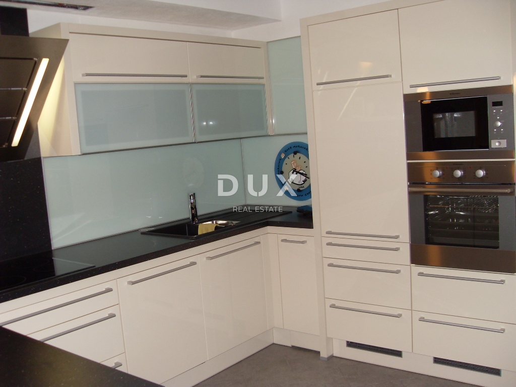 NOVI VINODOLSKI – Elegantna hiša 191 m2, 40 m od morja