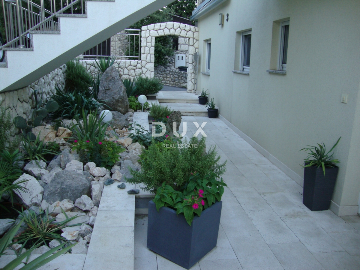 NOVI VINODOLSKI – Elegantna hiša 191 m2, 40 m od morja