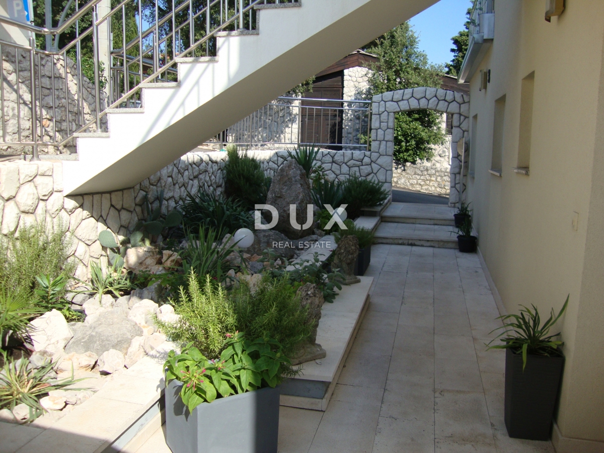 NOVI VINODOLSKI – Elegantna hiša 191 m2, 40 m od morja