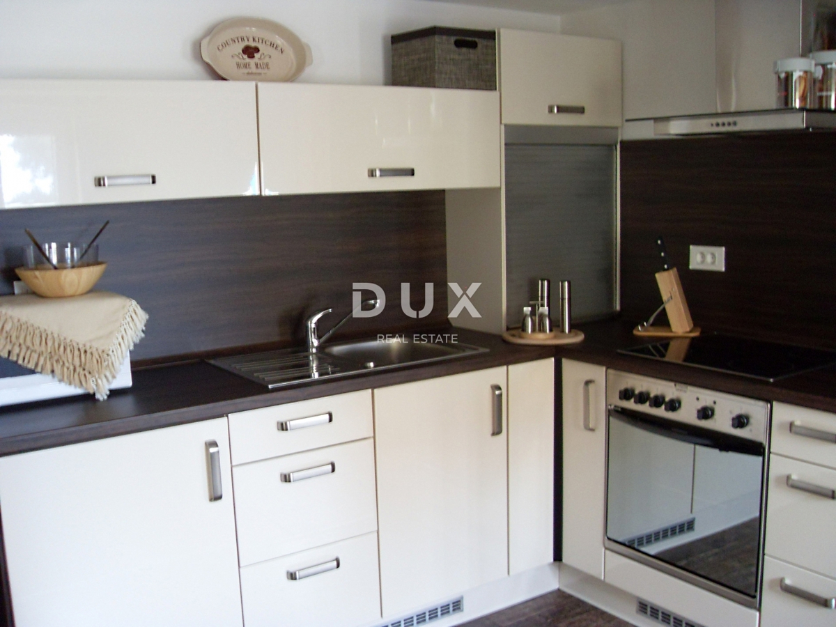 NOVI VINODOLSKI – Elegantna hiša 191 m2, 40 m od morja