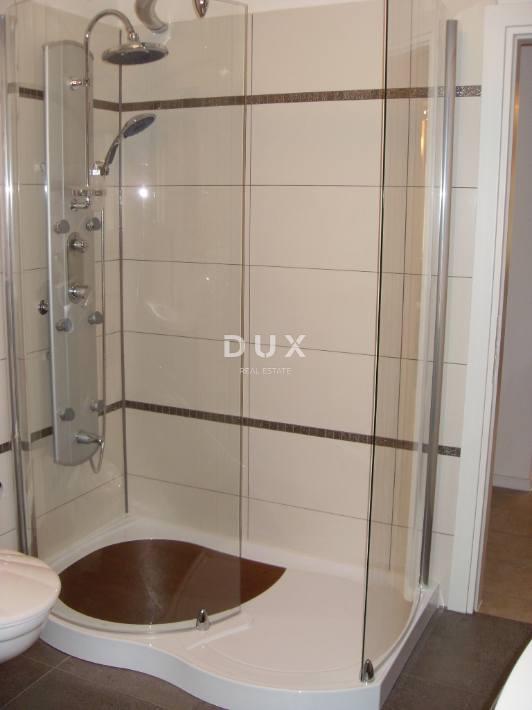 NOVI VINODOLSKI – Elegantna hiša 191 m2, 40 m od morja