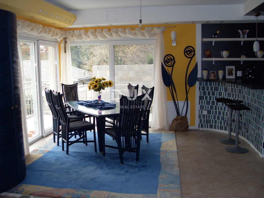 NOVI VINODOLSKI – Elegantna hiša 191 m2, 40 m od morja