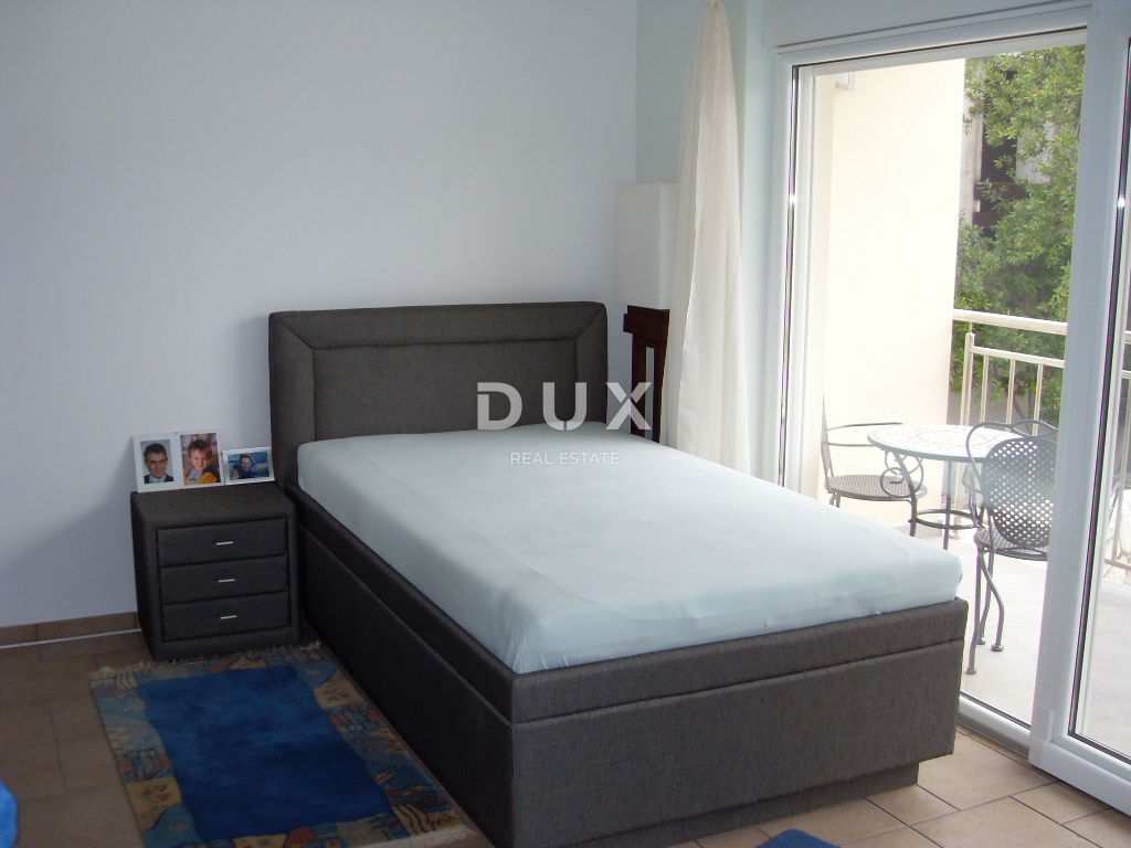 NOVI VINODOLSKI – Elegantna hiša 191 m2, 40 m od morja