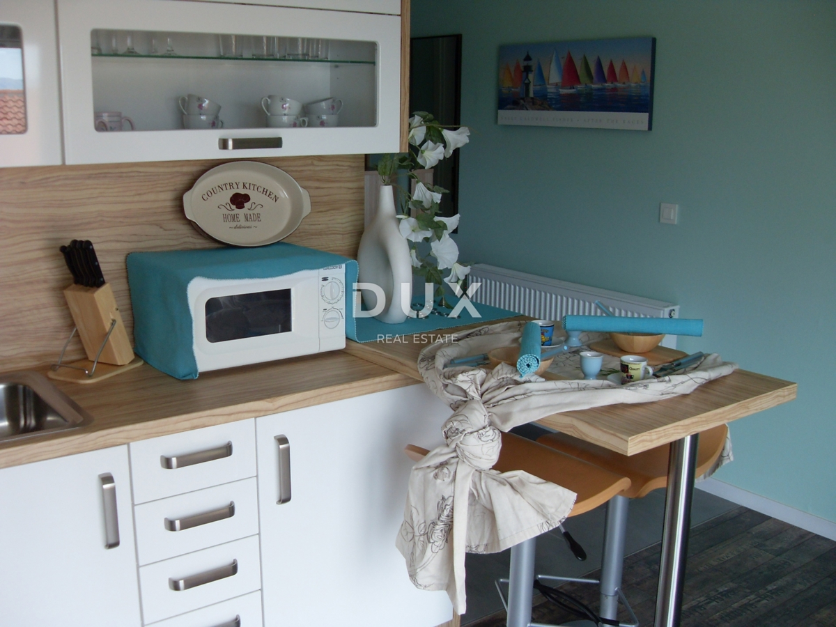 NOVI VINODOLSKI – Elegantna hiša 191 m2, 40 m od morja