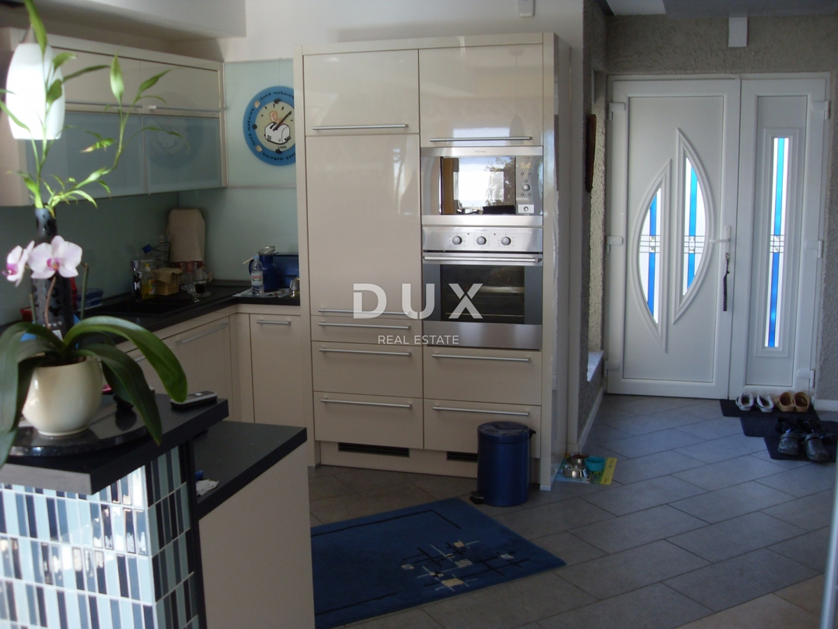 NOVI VINODOLSKI – Elegantna hiša 191 m2, 40 m od morja