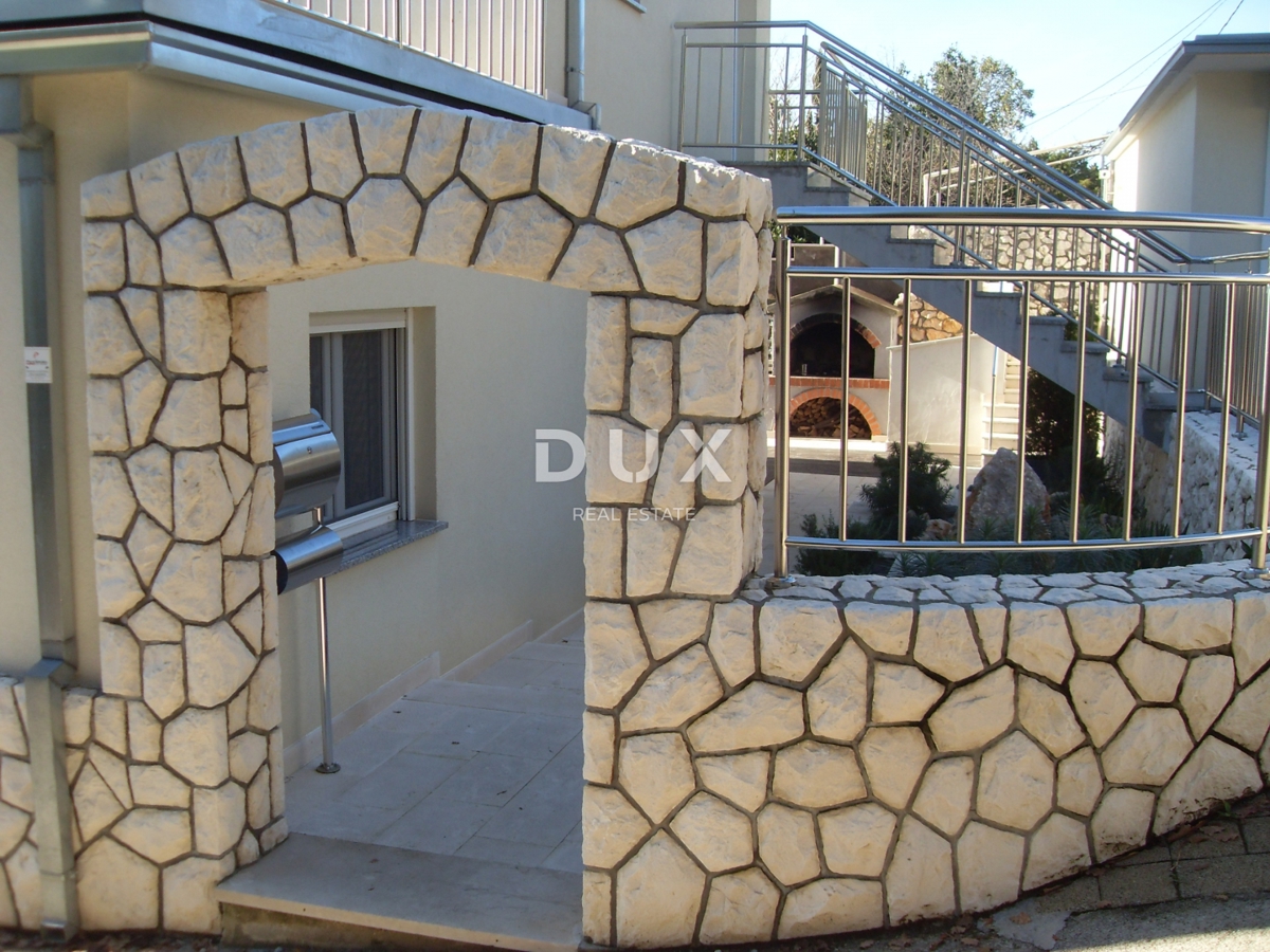 NOVI VINODOLSKI – Elegantna hiša 191 m2, 40 m od morja