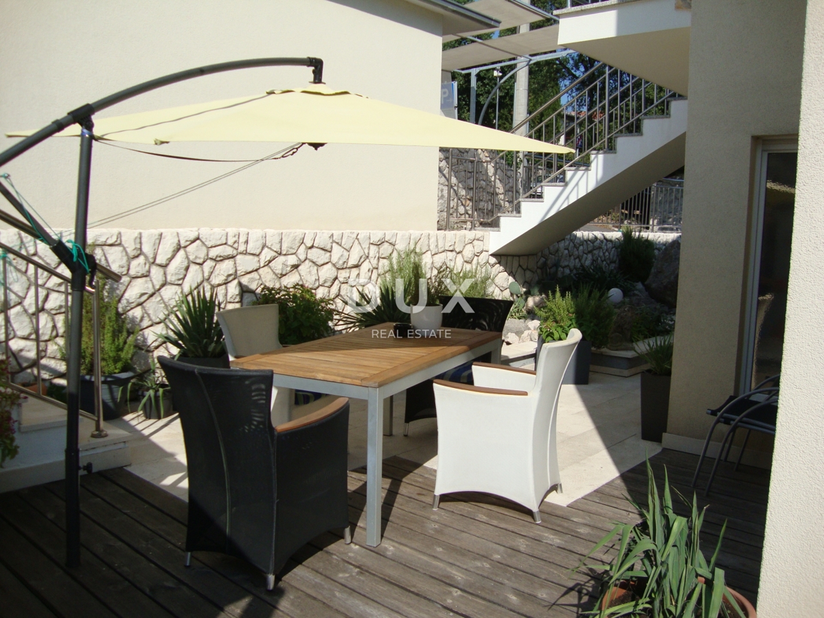 NOVI VINODOLSKI – Elegantna hiša 191 m2, 40 m od morja