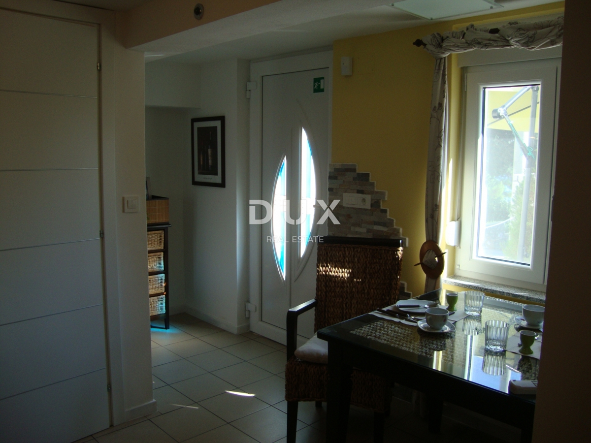 NOVI VINODOLSKI – Elegantna hiša 191 m2, 40 m od morja