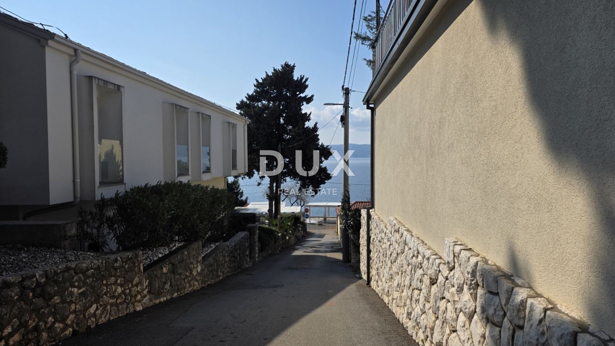 NOVI VINODOLSKI – Elegantna hiša 191 m2, 40 m od morja