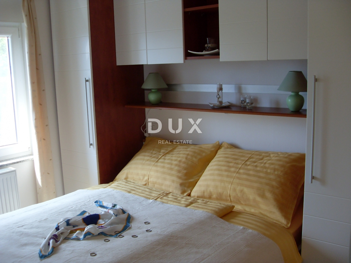 NOVI VINODOLSKI – Elegantna hiša 191 m2, 40 m od morja