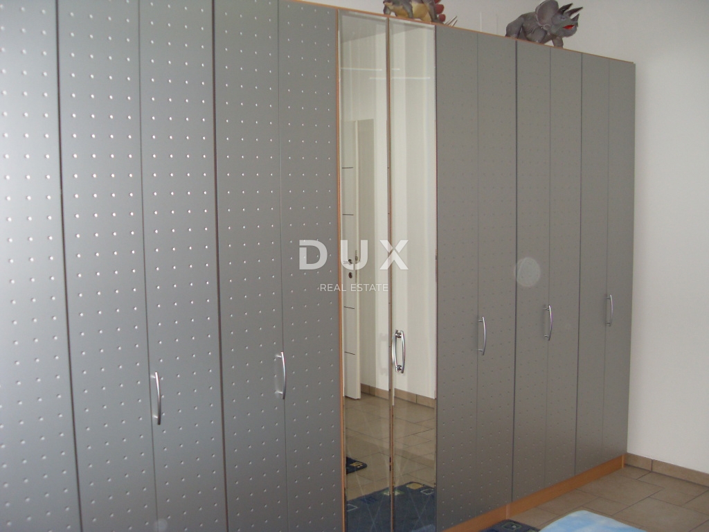 NOVI VINODOLSKI – Elegantna hiša 191 m2, 40 m od morja