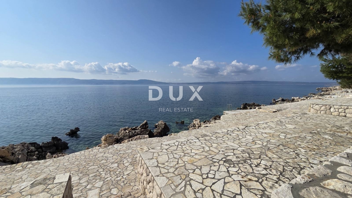 NOVI VINODOLSKI – Elegantna hiša 191 m2, 40 m od morja