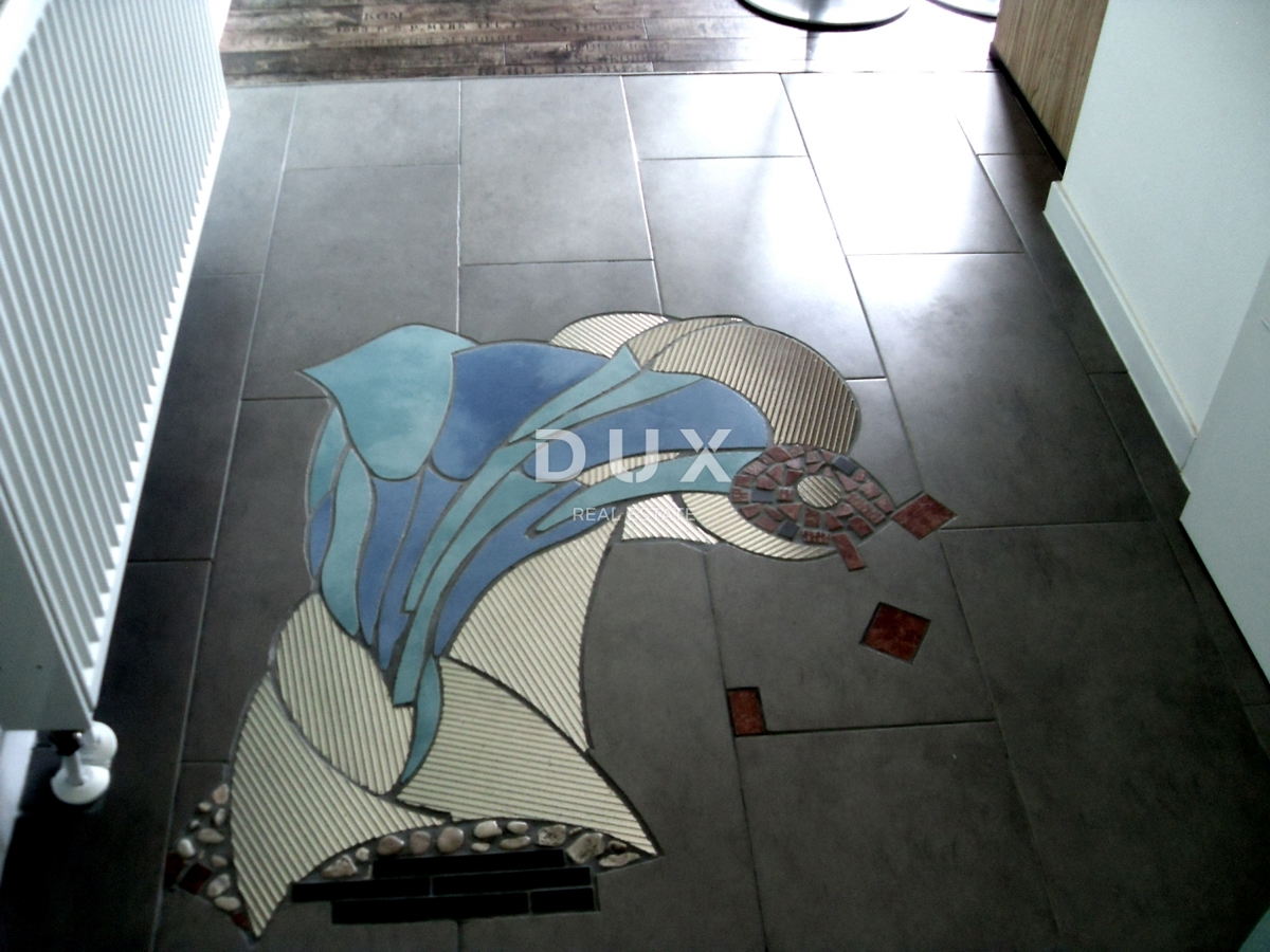 NOVI VINODOLSKI – Elegantna hiša 191 m2, 40 m od morja