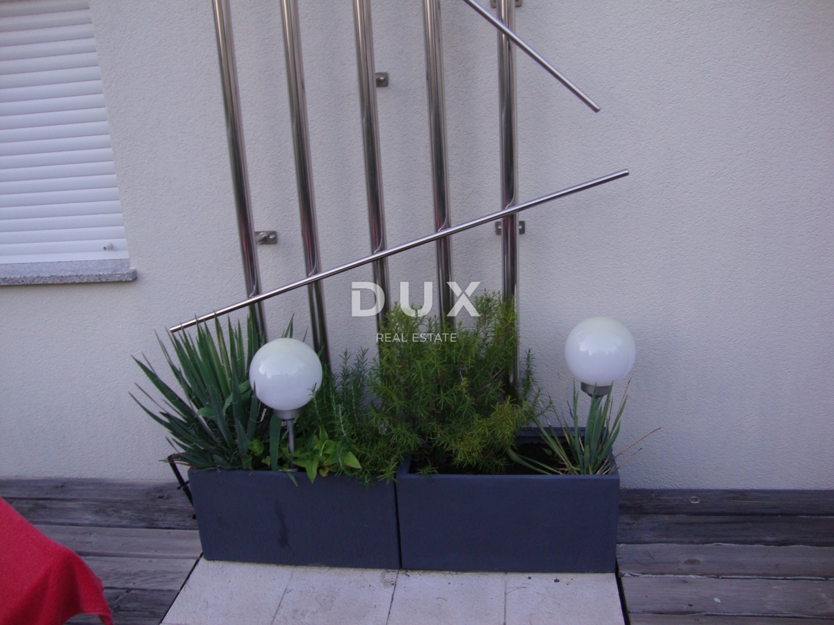 NOVI VINODOLSKI – Elegantna hiša 191 m2, 40 m od morja