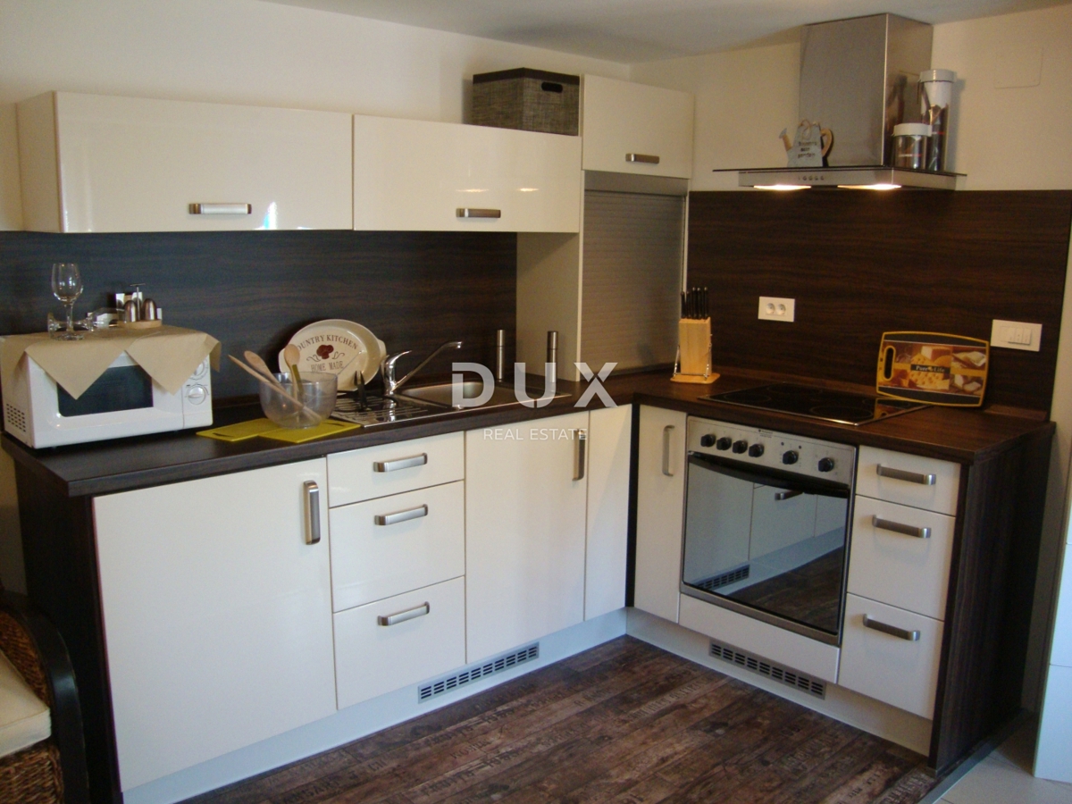 NOVI VINODOLSKI – Elegantna hiša 191 m2, 40 m od morja