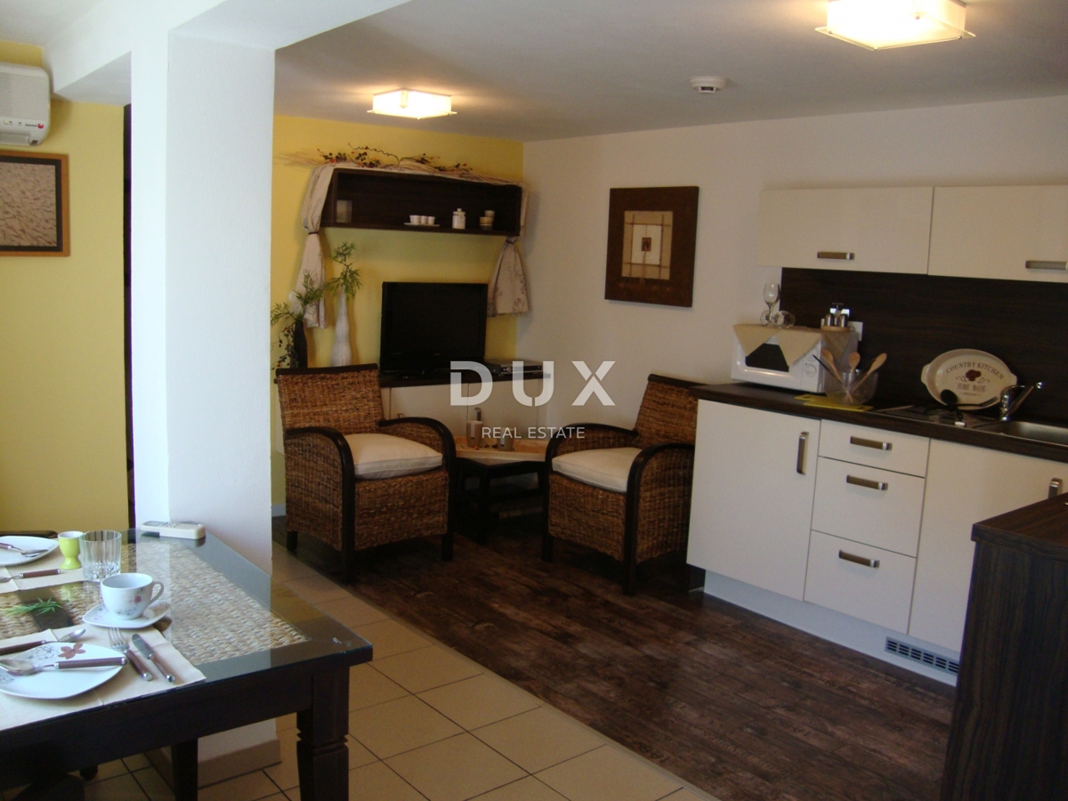 NOVI VINODOLSKI – Elegantna hiša 191 m2, 40 m od morja