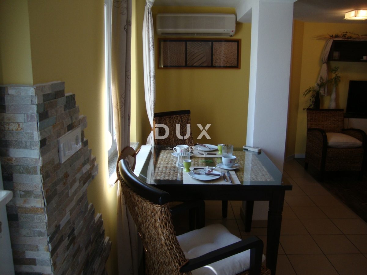 NOVI VINODOLSKI – Elegantna hiša 191 m2, 40 m od morja