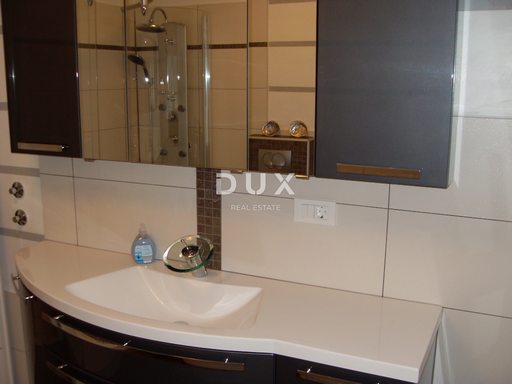 NOVI VINODOLSKI – Elegantna hiša 191 m2, 40 m od morja