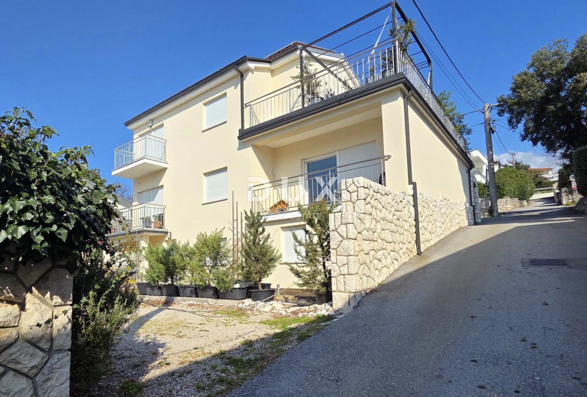 NOVI VINODOLSKI – Elegantna hiša 191 m2, 40 m od morja