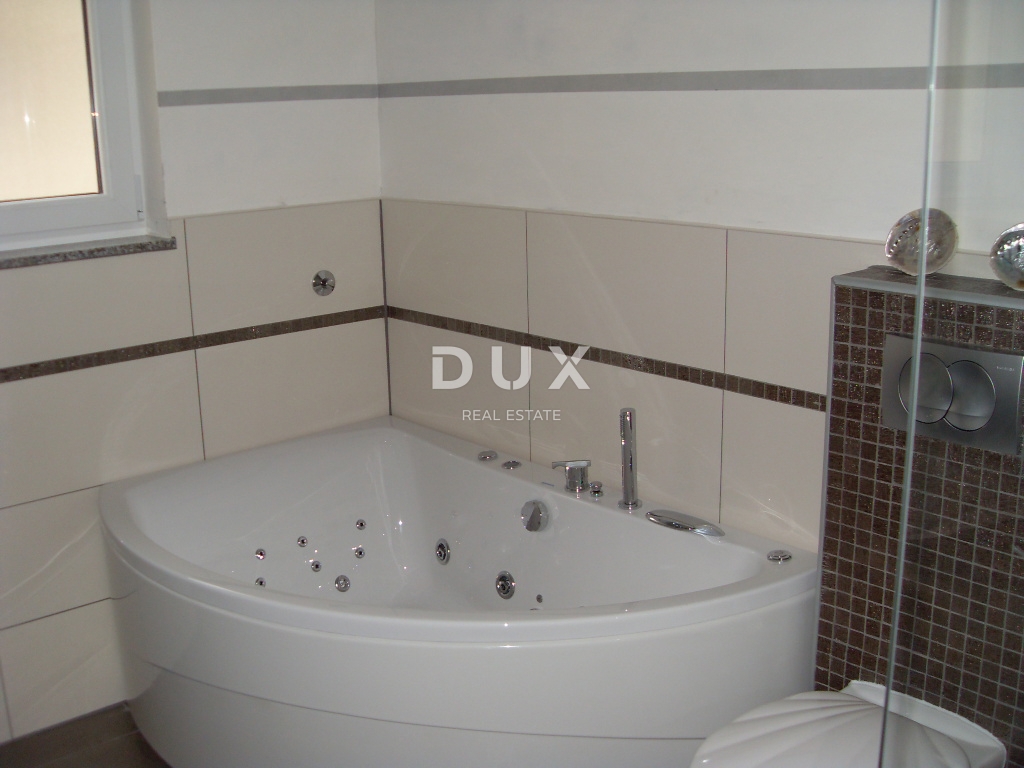 NOVI VINODOLSKI – Elegantna hiša 191 m2, 40 m od morja