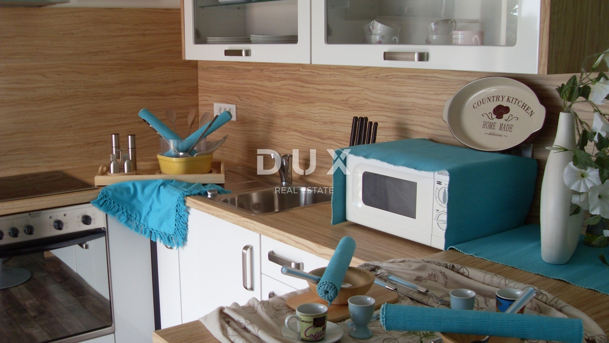 NOVI VINODOLSKI – Elegantna hiša 191 m2, 40 m od morja