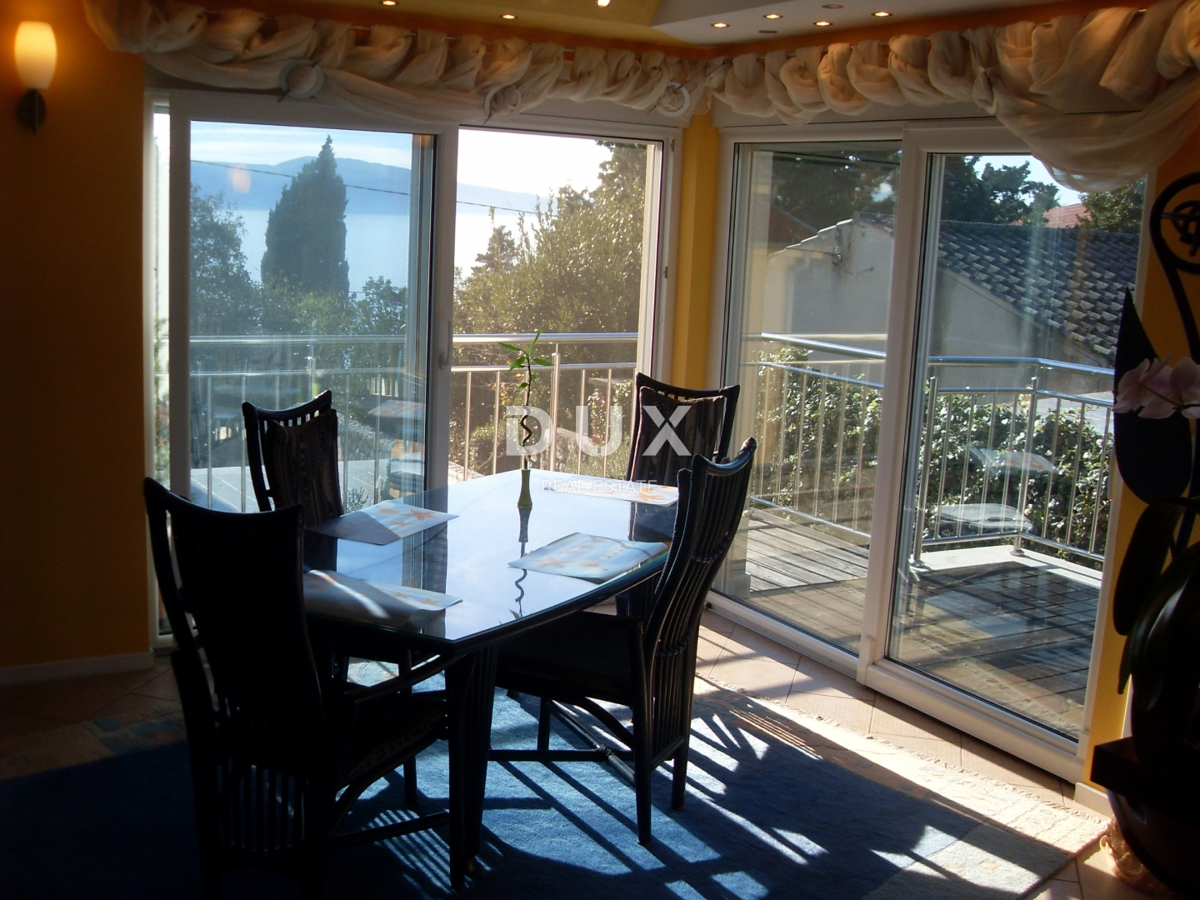 NOVI VINODOLSKI – Elegantna hiša 191 m2, 40 m od morja