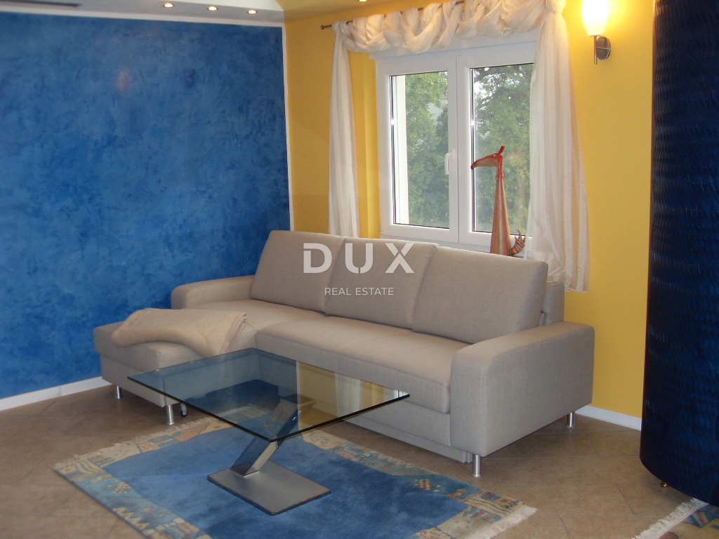 NOVI VINODOLSKI – Elegantna hiša 191 m2, 40 m od morja