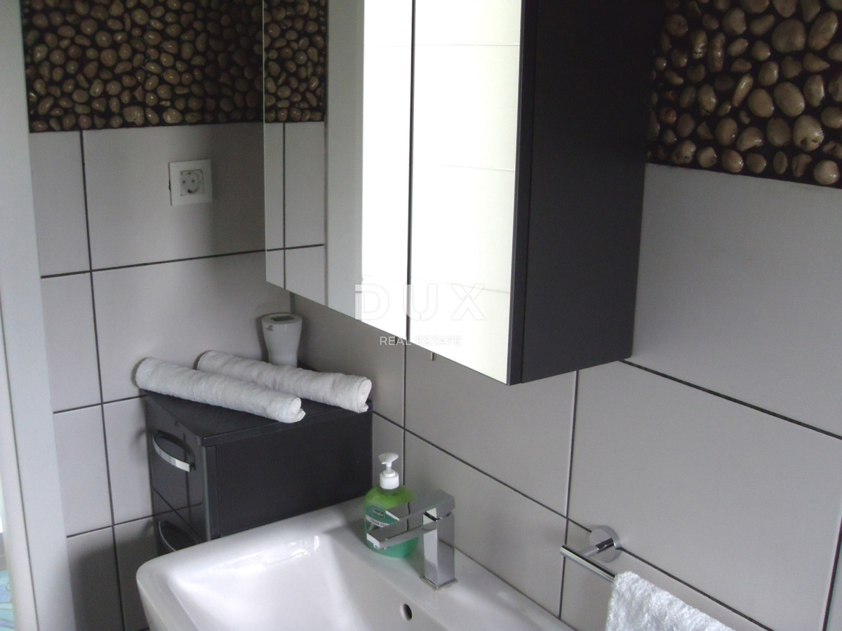 NOVI VINODOLSKI – Elegantna hiša 191 m2, 40 m od morja