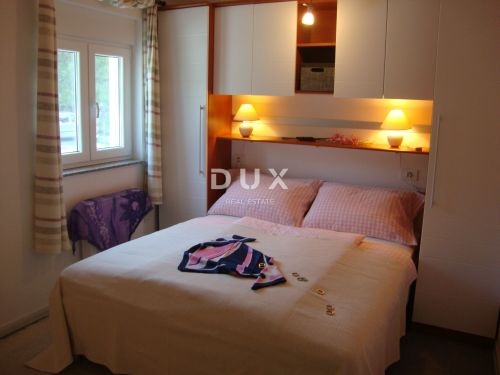 NOVI VINODOLSKI – Elegantna hiša 191 m2, 40 m od morja