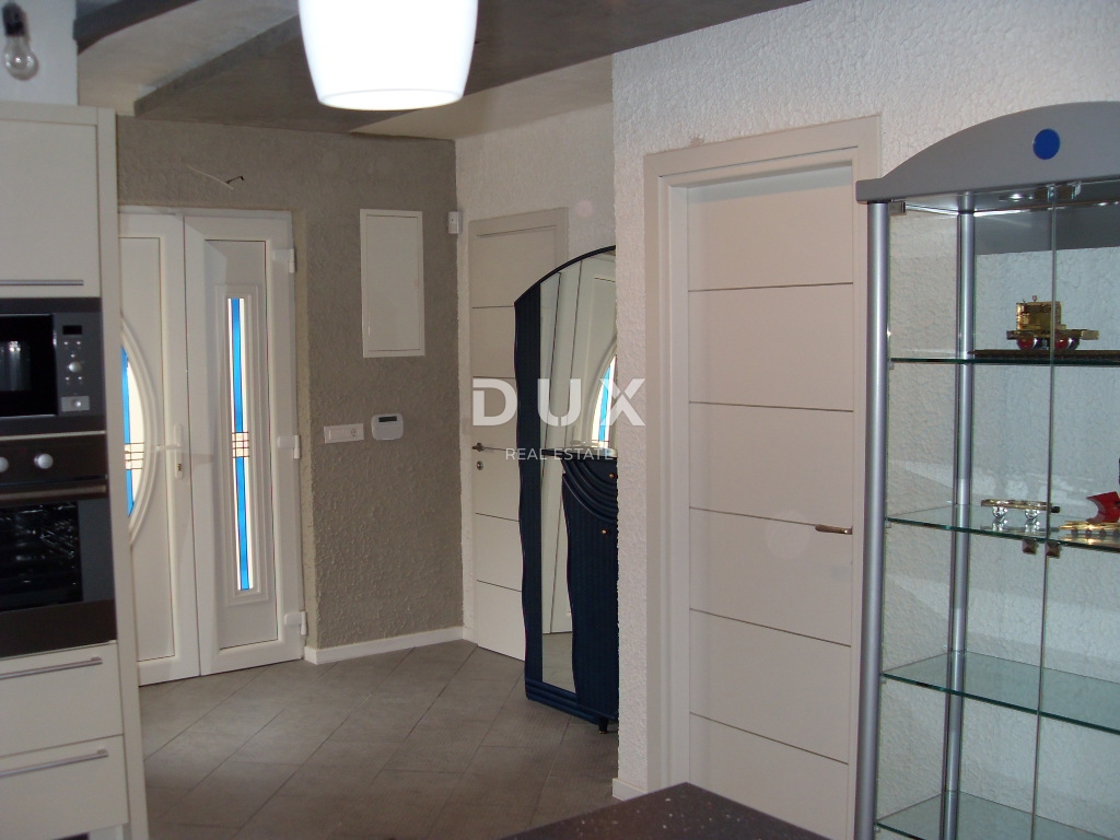 NOVI VINODOLSKI – Elegantna hiša 191 m2, 40 m od morja