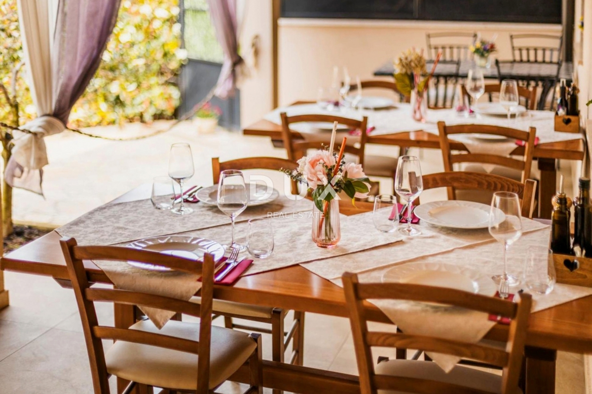 ISTRA, POREČ - Poslovna stavba z restavracijo in namestitvenimi enotami