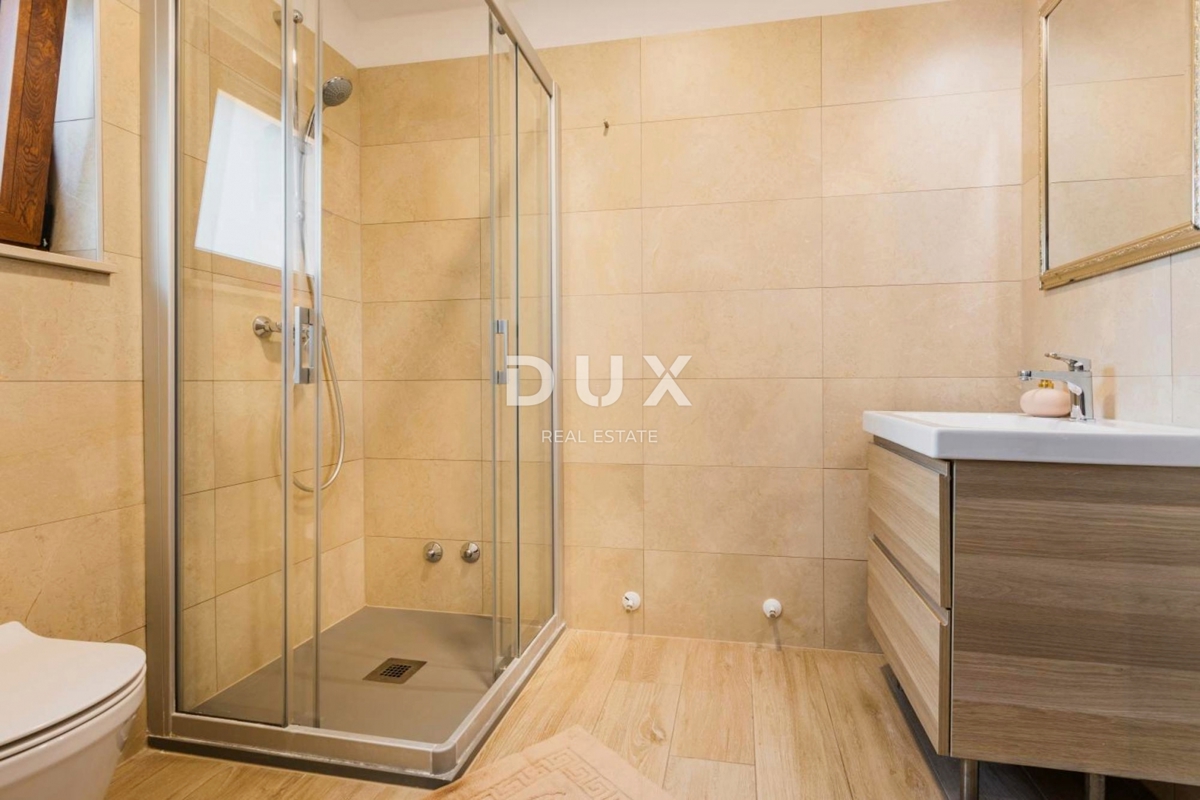 ISTRA, POREČ - Poslovna stavba z restavracijo in namestitvenimi enotami