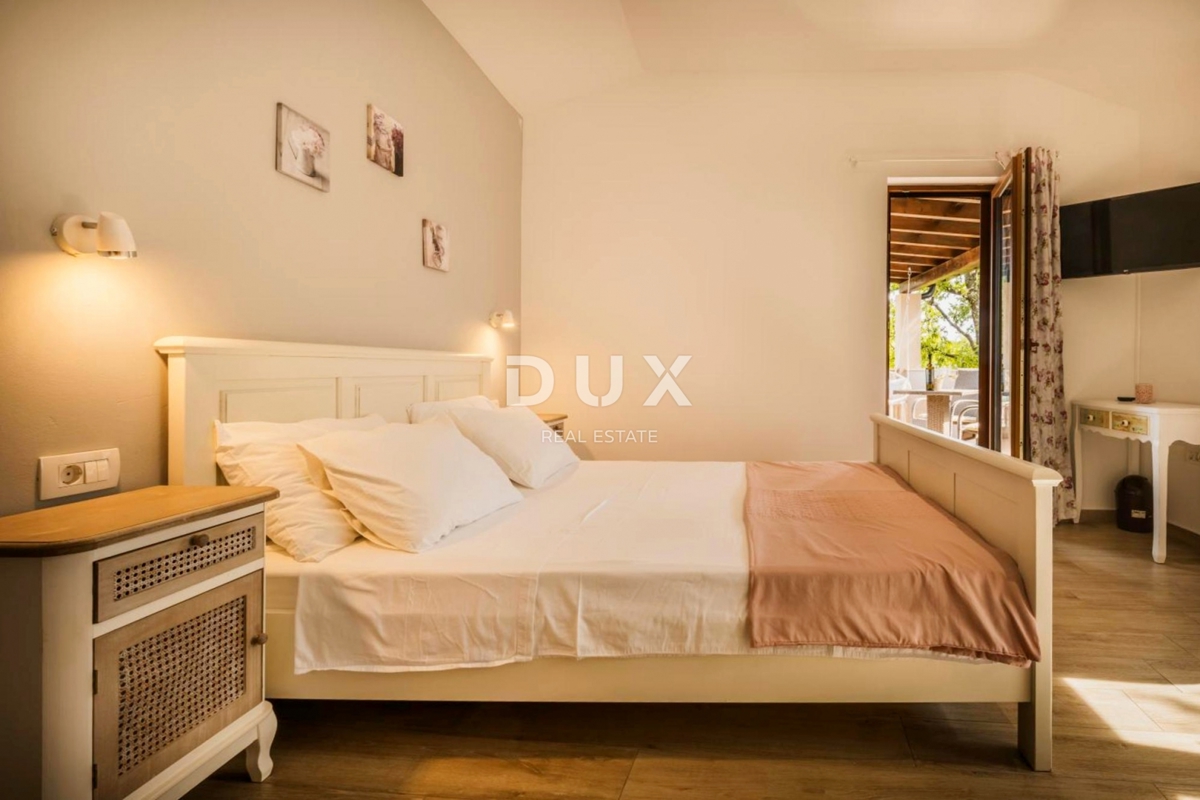 ISTRA, POREČ - Poslovna stavba z restavracijo in namestitvenimi enotami