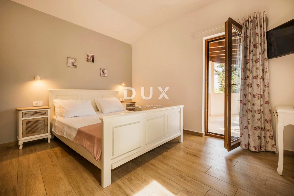 ISTRA, POREČ - Poslovna stavba z restavracijo in namestitvenimi enotami