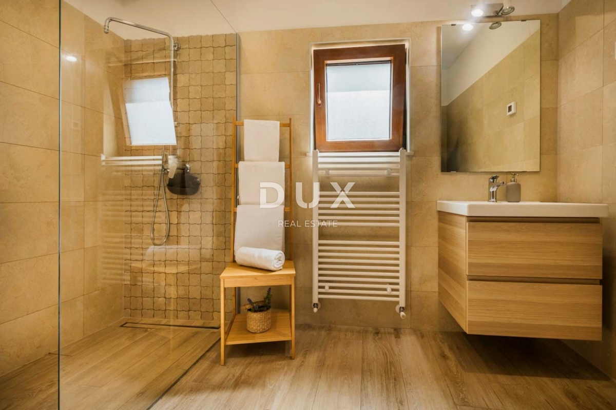 ISTRA, POREČ - Poslovna stavba z restavracijo in namestitvenimi enotami