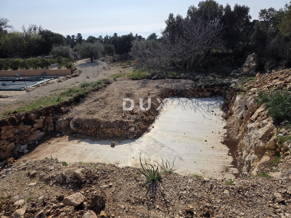 OTOK PAG, LUN - PRILOŽNOST! Zemljišče z gradbenim dovoljenjem za vilo