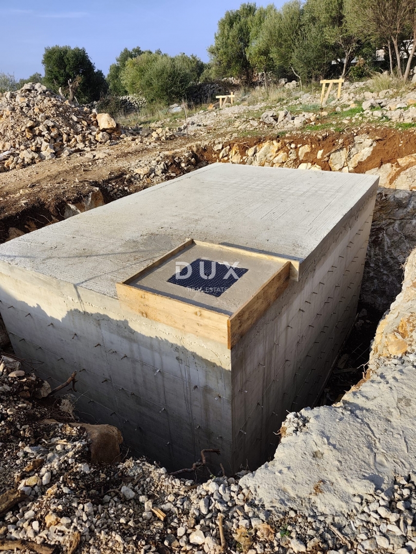 OTOK PAG, LUN - PRILOŽNOST! Zemljišče z gradbenim dovoljenjem za vilo