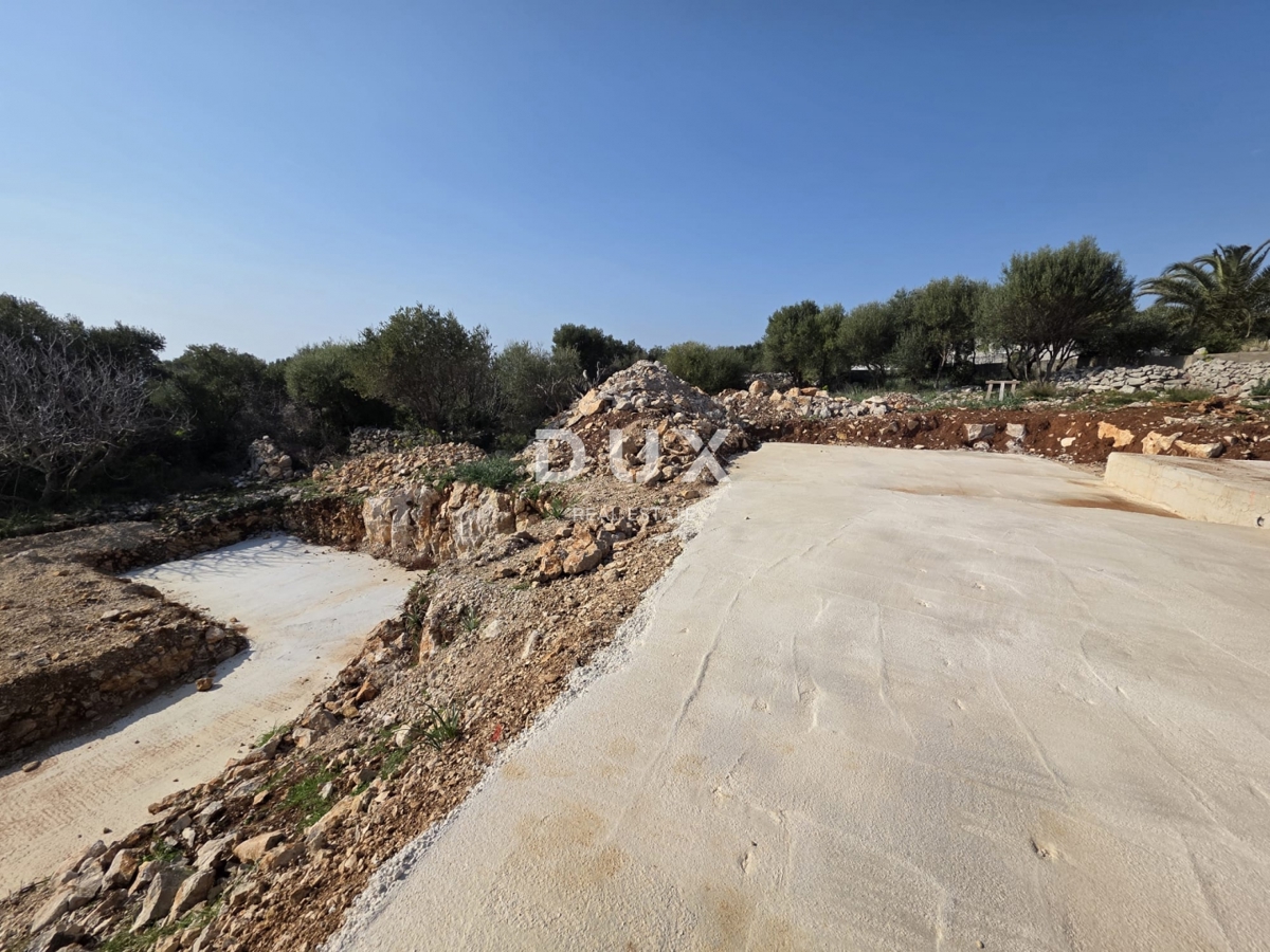 OTOK PAG, LUN - PRILOŽNOST! Zemljišče z gradbenim dovoljenjem za vilo