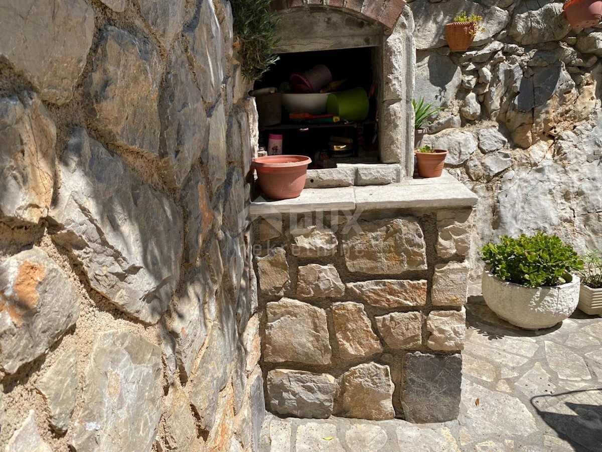 MALI LOŠINJ, hiša z dvema apartmajema in urejenim vrtom 170m2
