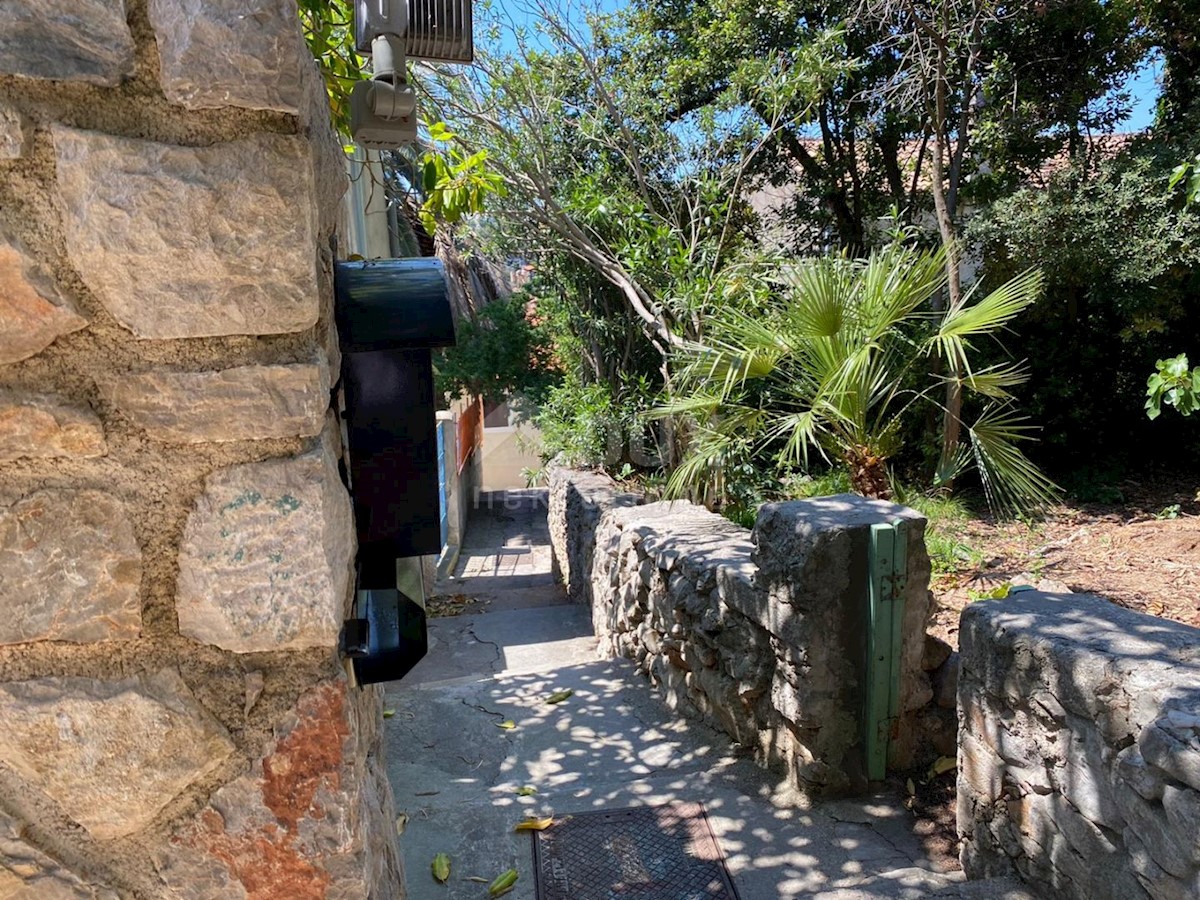 MALI LOŠINJ, hiša z dvema apartmajema in urejenim vrtom 170m2
