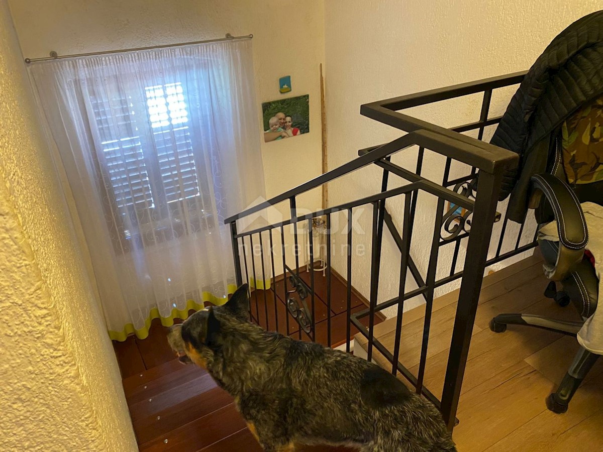 MALI LOŠINJ, hiša z dvema apartmajema in urejenim vrtom 170m2