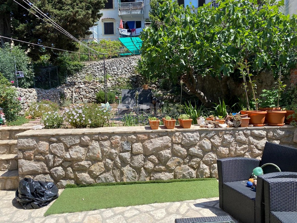 MALI LOŠINJ, hiša z dvema apartmajema in urejenim vrtom 170m2