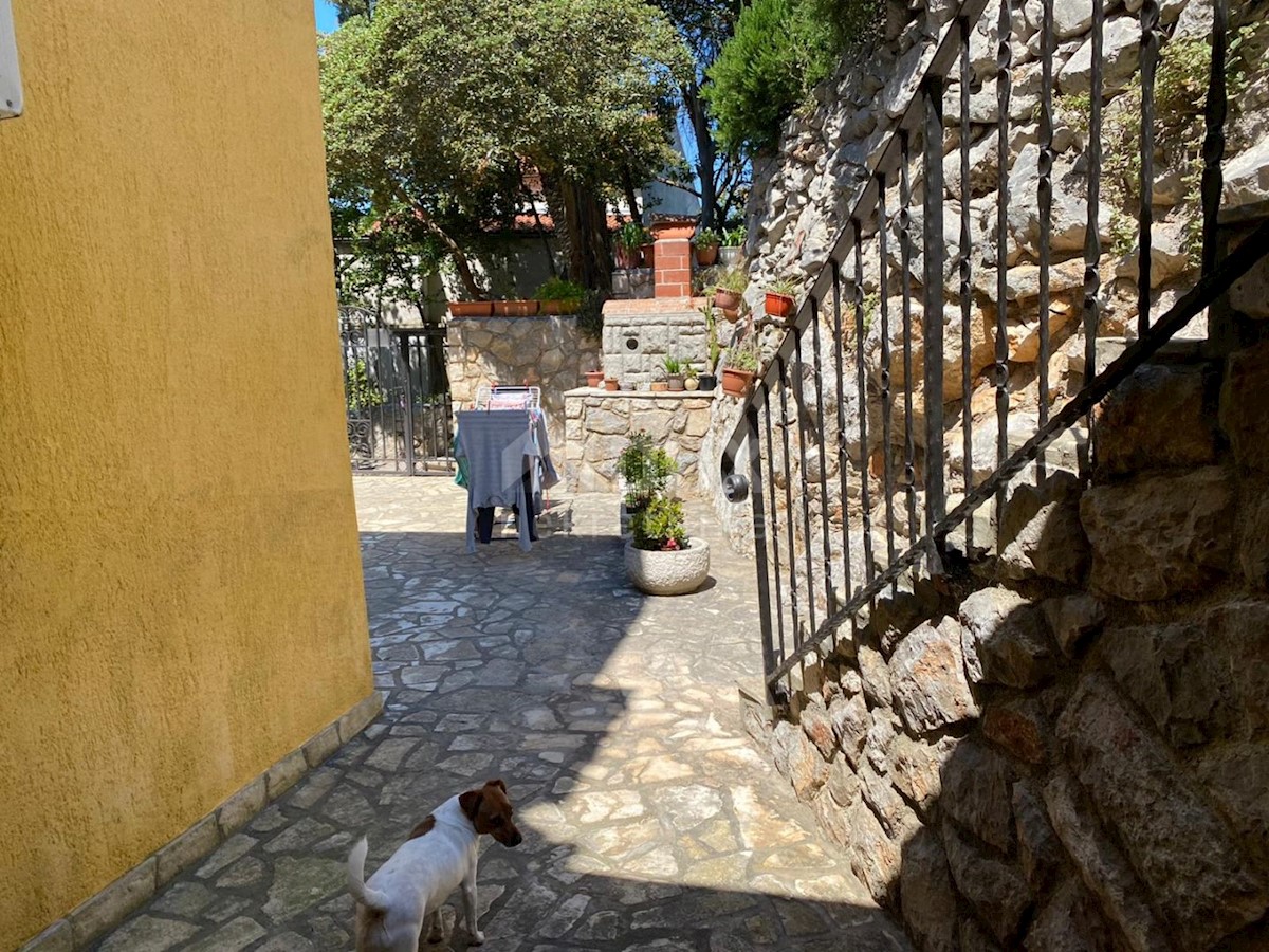MALI LOŠINJ, hiša z dvema apartmajema in urejenim vrtom 170m2